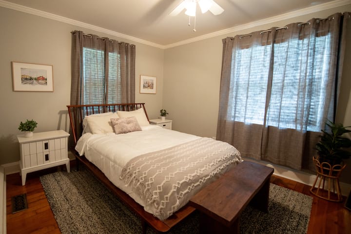 Საძინებელ 1-ში არის ორადგილიანი საწოლი, ორი ტუმბო, კომოდი, სარკე მთელ სიგრძეზე და კარადა. Ის პირდაპირ 1-ლი სააბაზანოს მიმდებარედ მდებარეობს. 