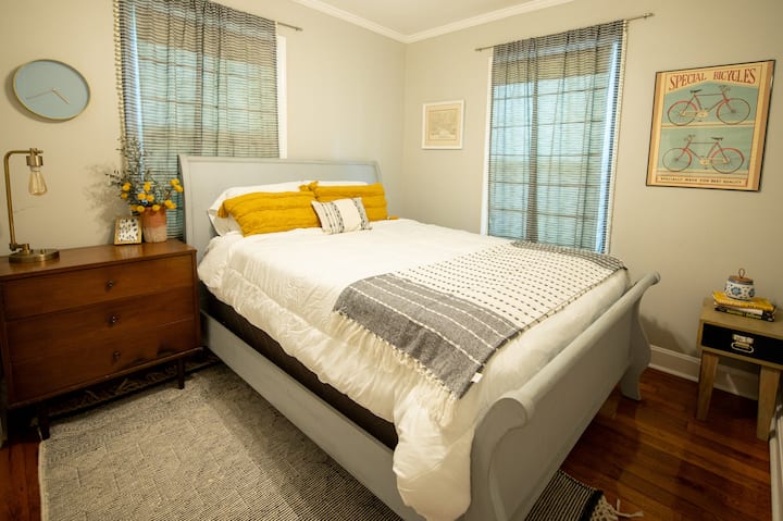 Მე ‑ 2 საძინებელში არის ორადგილიანი საწოლი, კომოდი, ტუმბო და კარადა. 