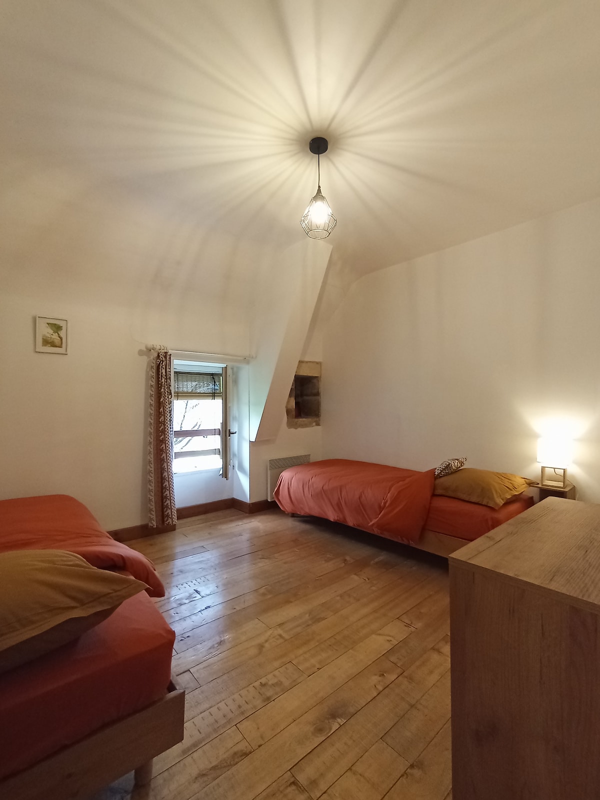 Habitación con dos camas 80/200, posibilidad de convertirlas en una cama de matrimonio 160/200, ropa de cama proporciona adaptada a la configuración. Lámpara y mesita de noche, así como enchufes dobles.