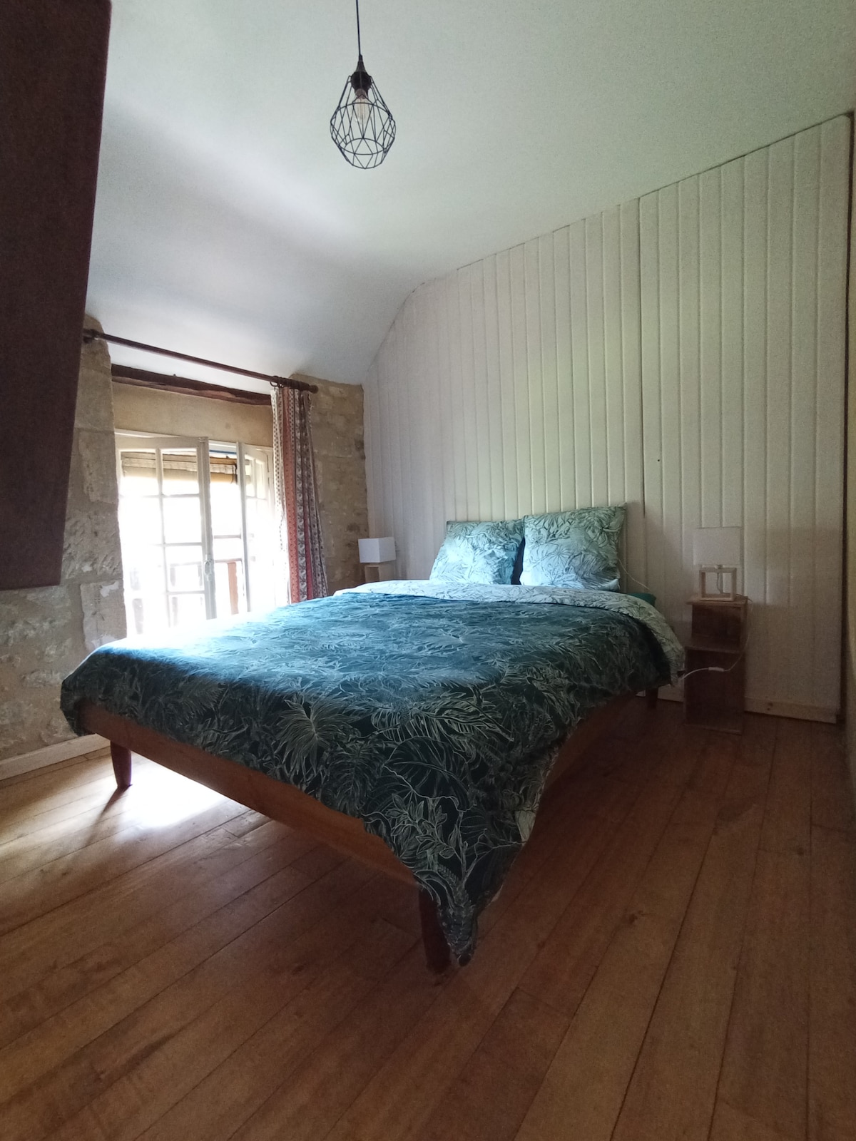 Habitación "principal" con una cama queen size 160/200, mesa y lámpara de noche y doble enchufe en la cabecera de la cama. Se proporciona ropa de cama.