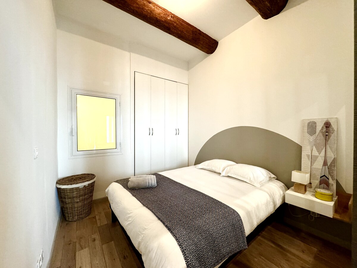 غرفة نوم بسرير بمقاس كبير (160 سم)، وغرفة ملابس، ومروحة، ومكواة. ستائر معتمة في غرفة المعيشة + مصاريع للحصول على أسود كامل.