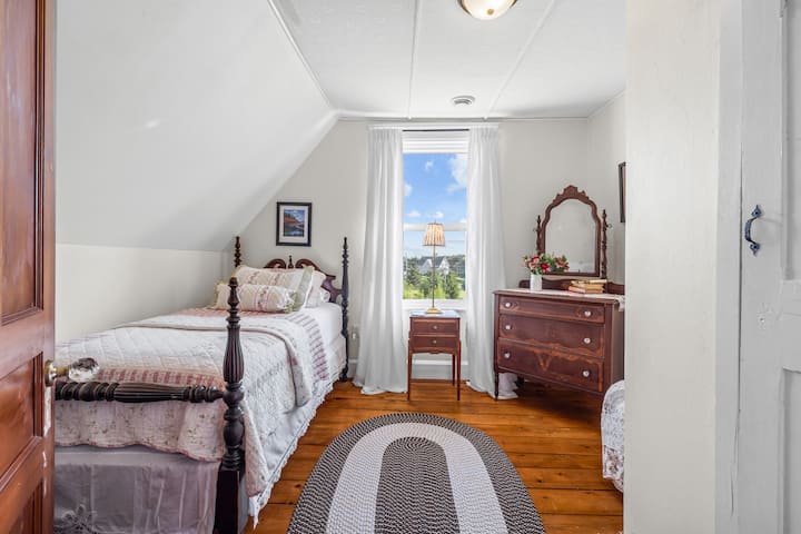 The 3rd bedroom of the Bird's Eye family suite provides peace and tranquility with this single bed that can sleep one.