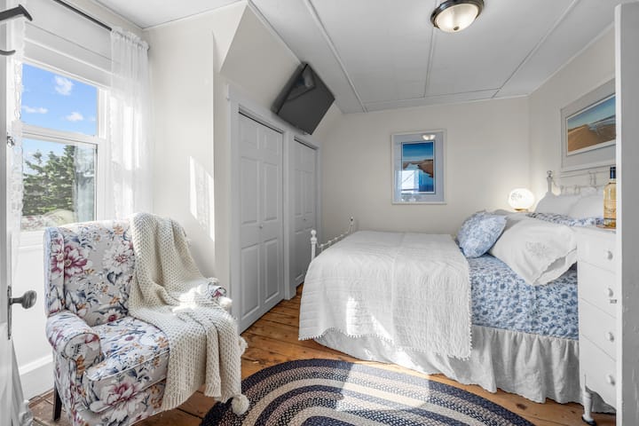 The first of three bedrooms in the Bird's Eye family suite.  This queen bed will be a welcome sight for Mum and Dad.  The three bedrooms in the Bird's Eye family Suite are joining.