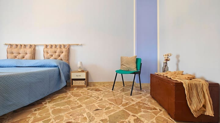 Stan je površine oko 90 četvornih metara, a ima starinski i starinski namještaj koji ga čini vrlo jedinstvenim i jedinstvenim. 
U oba noćna ormarića nalaze se utičnice, a na raspolaganju su vam i plahte, ručnici i toaletne potrepštine.