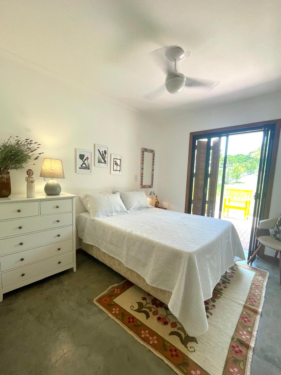 Benedenverdieping. Slaapkamer met tweepersoonsbed en queensize bed. Uitzicht op de buitenruimte.
Plafondventilator