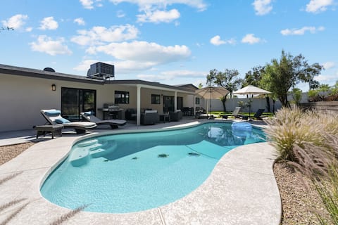 Popular Airbnb listing: Luxury Desert Home W/ Heated Pool! in A+Location in Camelback East