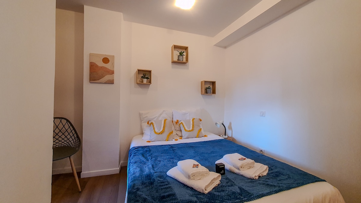 Chambre avec lit double 140 x 190 avec rangement.