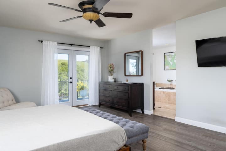 Primárny apartmán na poschodí má manželskú posteľ veľkosti King so 4 vankúšmi, posteľnou bielizňou a paplónom. V prípade potreby sú k dispozícii ďalšie prikrývky a vankúše. 