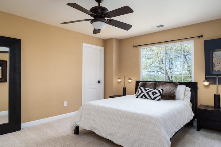 Izba pre hostí na poschodí má manželskú posteľ so 4 vankúšmi, posteľnou bielizňou a paplónom. V prípade potreby sú k dispozícii ďalšie vankúše a prikrývky. 