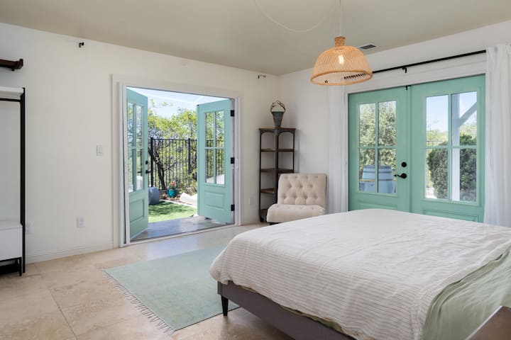 Primárny apartmán na prízemí s francúzskymi dverami do bazéna a súkromnou záhradou. 

Veľká manželská posteľ je vybavená 4 vankúšmi a posteľnou bielizňou s paplónom. V izbe sú k dispozícii ďalšie vankúše a prikrývky. 
