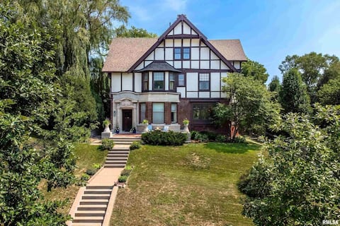Historic Tudor with River Views & Fun Gaming Room