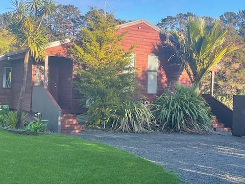 Top Airbnb: Tawharanui Chalet Tui in Auckland