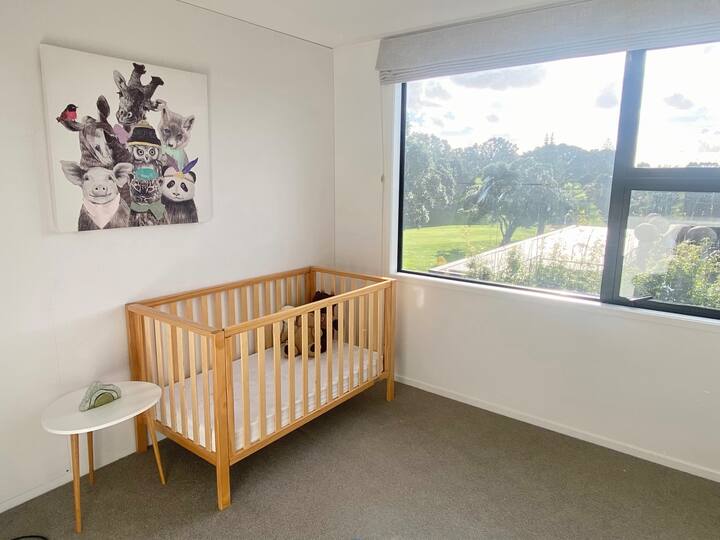 Детско креватче и единични двуетажни легла в тази стая