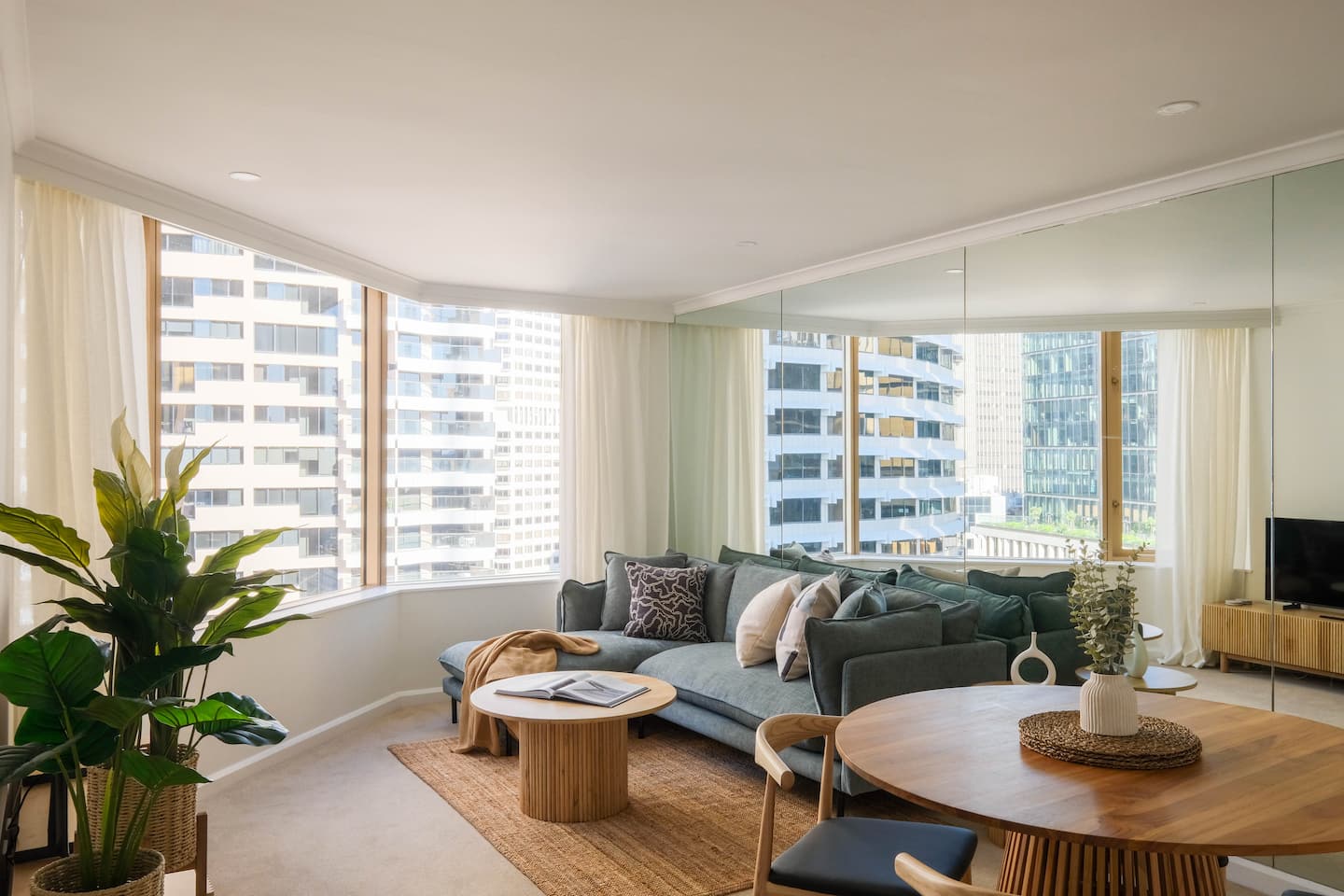Worldclass location w/ pool, sauna & gym