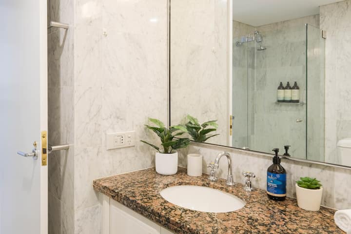 Full bathroom image 2