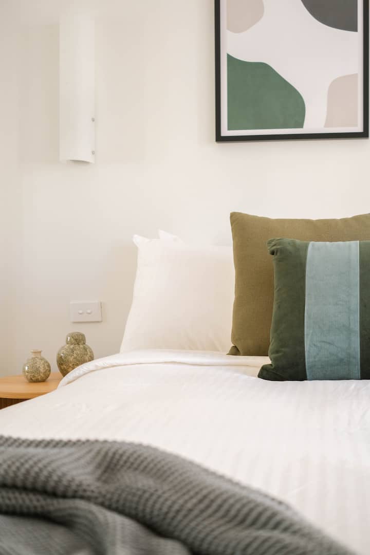Bedroom image 10