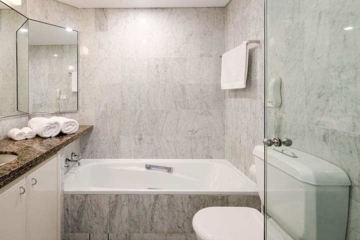 Full bathroom image 1