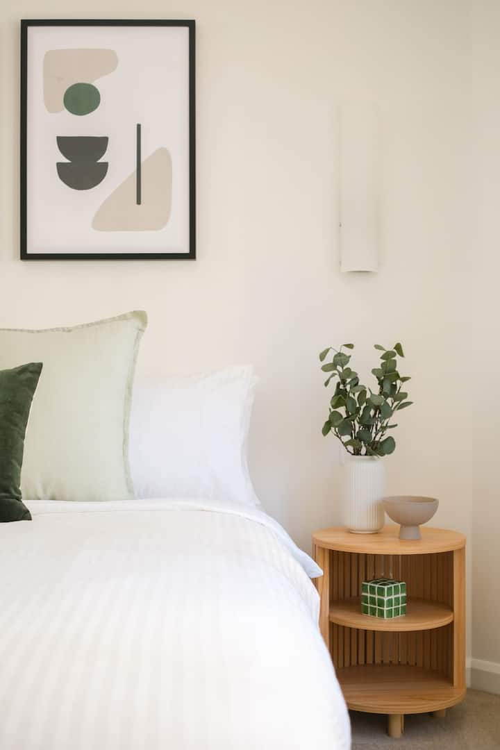 Bedroom image 8