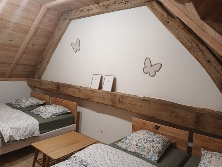 Spavaća soba na katu može se prilagoditi vašim potrebama, 4 kreveta za jednu osobu ili 2 bračna kreveta.
Raspored može varirati, ostavljajući mogućnost malog prostora za igru. (u sredini kao što je, primjerice, ovdje)