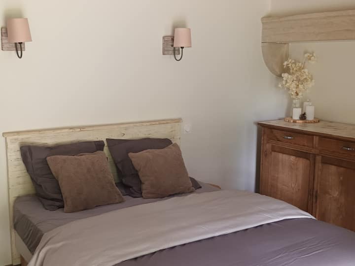 Ovoj se prostoriji pristupa kroz hodnik u kojem se nalaze i WC školjka i kupaonica.
Postavke jamče određenu privatnost. Na raspolaganju je prostor za suncobran.
Zavjesa za zamračivanje - pristup terasi uživo