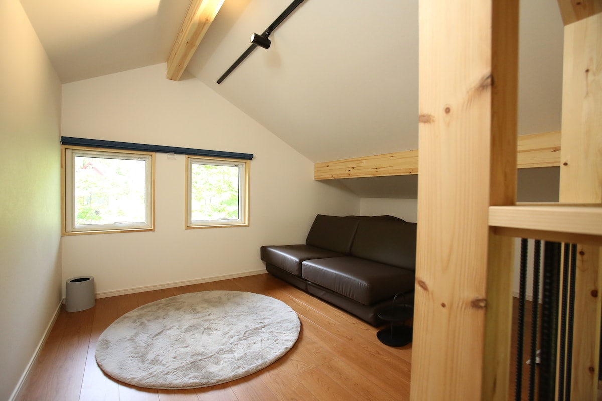 Საძინებელი 3 - სივრცე ლოფტით 
(4-ზე მეტი სტუმრისგან შემდგარი ეს საცხოვრებელი საძინებლის სახით მოეწყობა გასაშლელი დივნით)