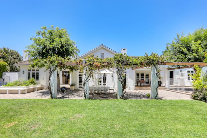 Home in Cape Town XL property -solar energy & pool