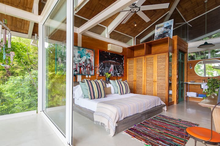 מיטת קינג סייז + חדר רחצה צמוד