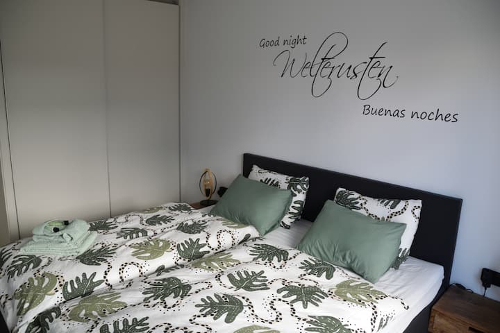 Chumba kikuu cha kulala chenye vitanda viwili. soketi za ukuta zinapatikana. Televisheni yenye ushirikiano na muunganisho wa data.
kabati lenye sehemu ya kuning 'inia na kuweka. salama ya hoteli ndani ya kabati. Bafu la chumbani.