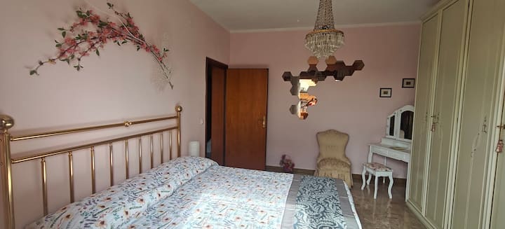 בחדר השינה הראשי יש מיטה זוגית גדולה, קונסולת איפור וארון בגדים גדול. ניתן להוסיף עריסה בעת הצורך