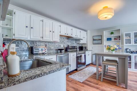 Spacious 6BR close to Portsmouth, beaches and UNH