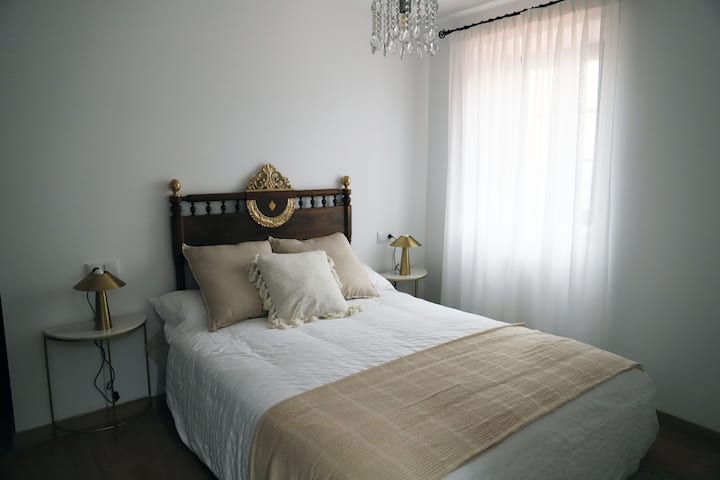 posteľná bielizeň·vankúše·prikrývky· šatníková skriňa s vešiakmi a kúpeľňa v spálni