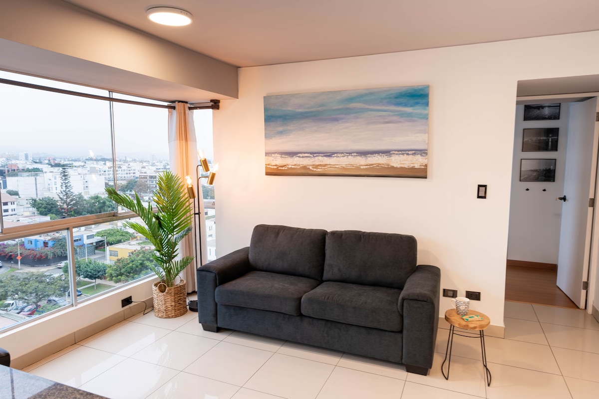 Wohnzimmer: Ein großes Zweisitzer-Schlafsofa (bei Bedarf stellen wir zusätzliche Bettwäsche zur Verfügung), Fenster, Beistelltisch, Bücher, Lampe. 