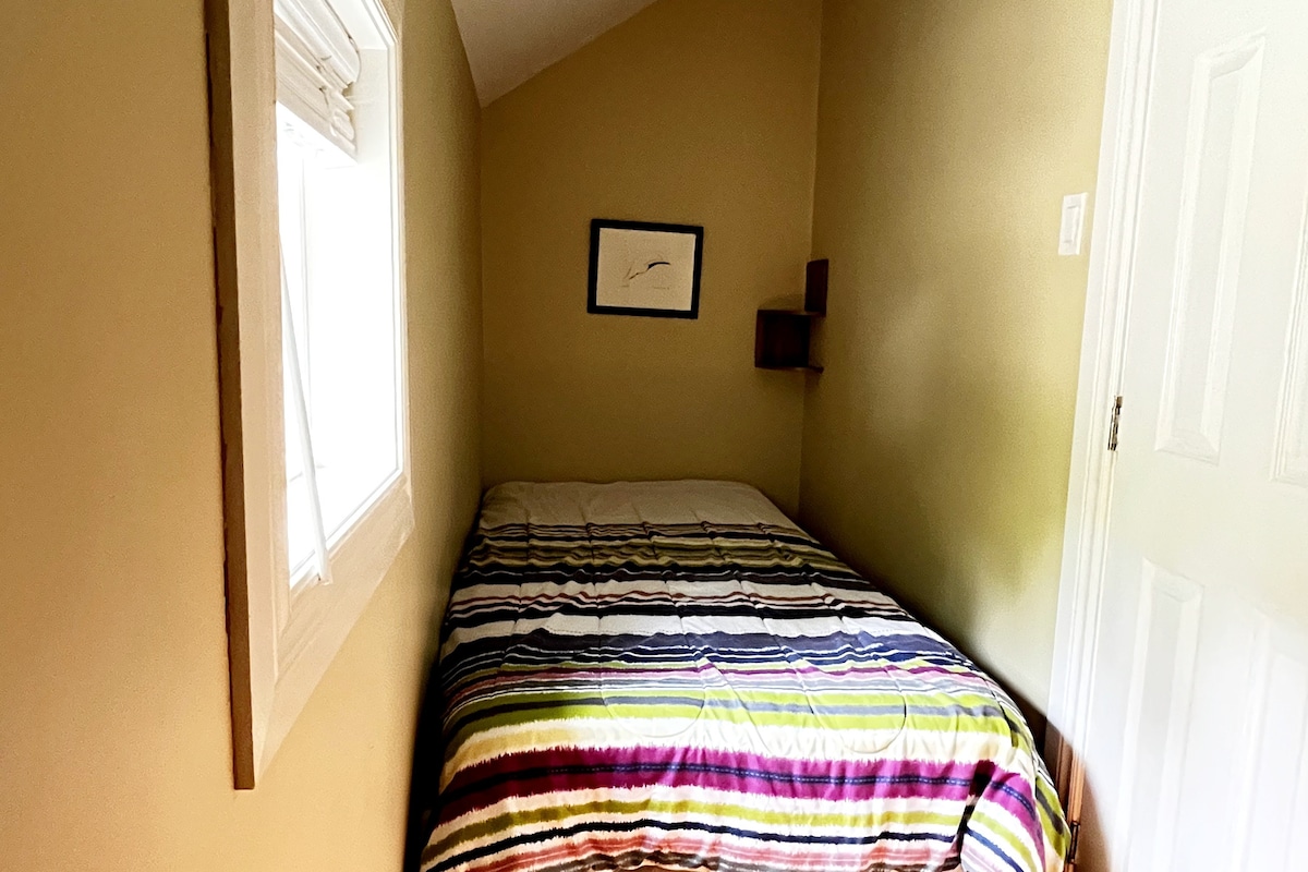 Საძინებელი ერთადგილიანი საწოლით. 