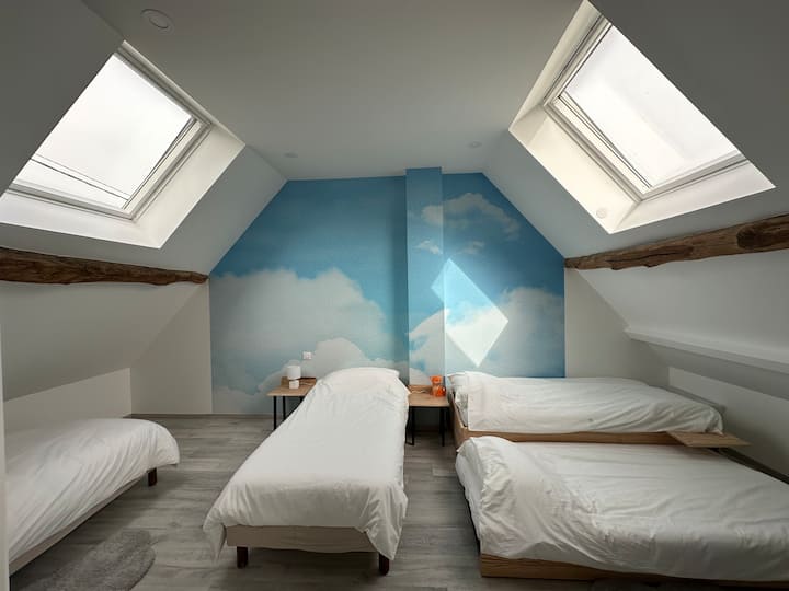 Kjo dhomë me re është shumë e pëlqyer nga fëmijët për anën e saj të konviktit që të lejon të bisedosh në mbrëmje ndërsa je nën jorgan 