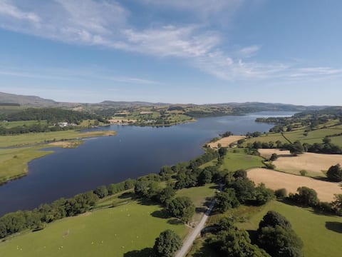 Lake View Farmhouse Escape