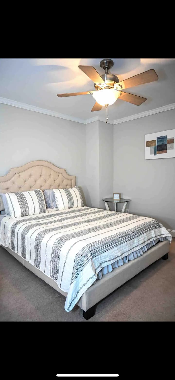 Uživajte u opuštajućem i osvježavajućem boravku uz ovaj plišani krevet pune veličine koji podsjeća na spavanje na oblaku. Uživajte u mirnom noćnom snu i probudite se podmlađeni, spremni za uživanje u danu!