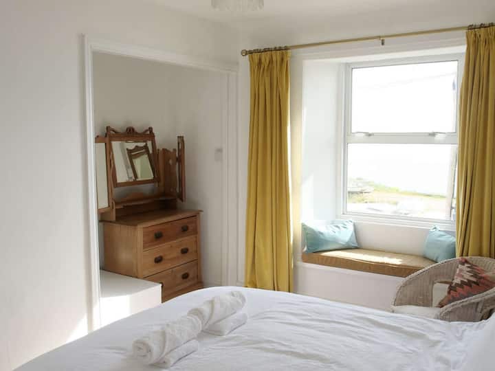 Dormitorio principal luminoso y espacioso con vistas al mar