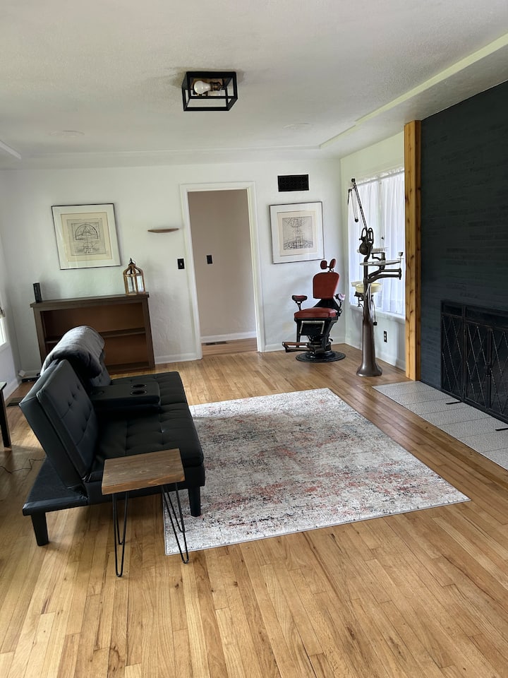 Outdoor Fireplace & Pup Friendly - Wilsonville, OR