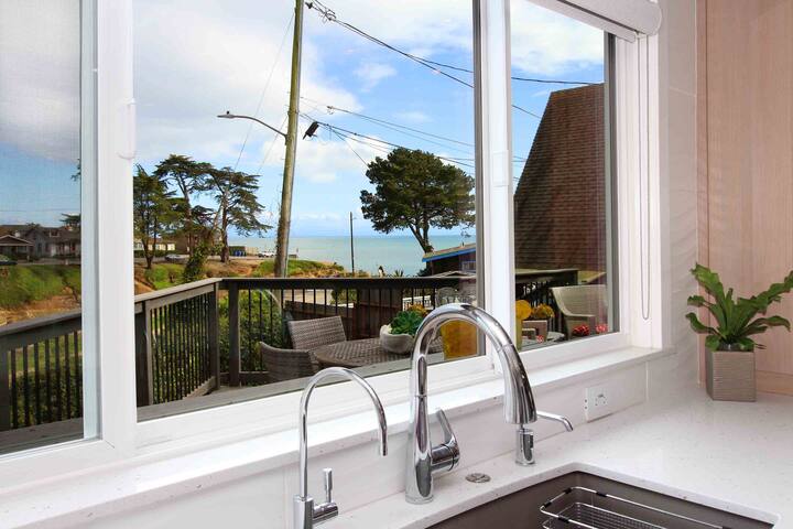 Sunnycove Beachfront Beauty gallery image 5