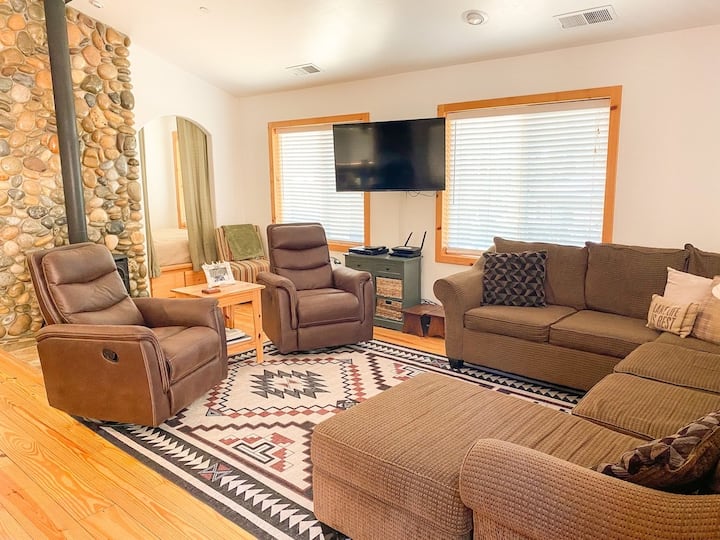 Foxtail Lodge - Beautiful West Village Cabin - Shaver Lake, CA