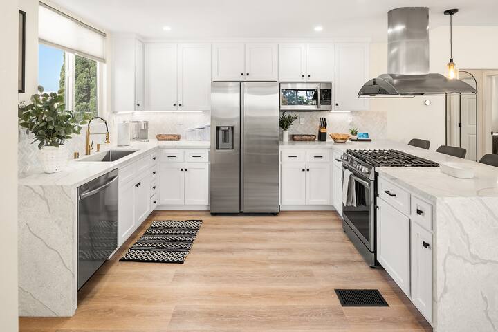 Dream 3BR Rooftop/Gym/Spa/Views gallery image 5