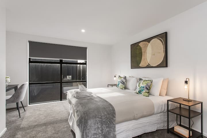 King Bed inaweza kumwagika katika single 2.