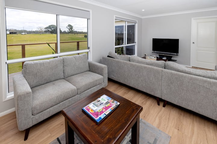 Deluxe Riverfront 5 Bedroom House - Grafton