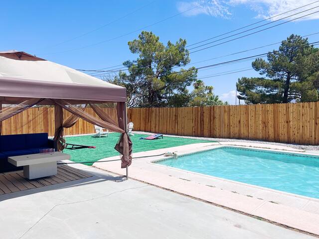 Home w/ a pool Close to the strip!