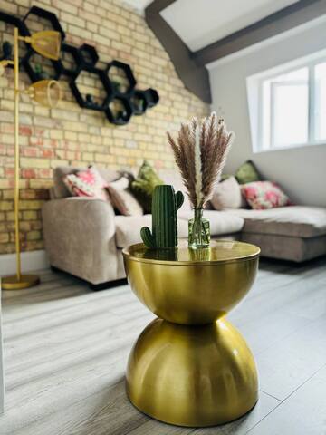 Modern Two-Story London Retreat + Free Parking