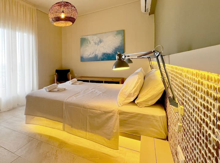 Spálňa s manželskou posteľou veľkosti Queen