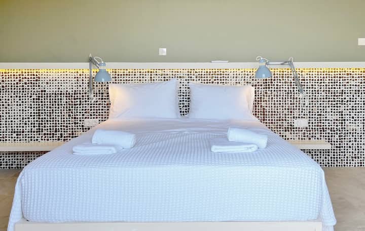 Spálňa s manželskou posteľou veľkosti Queen