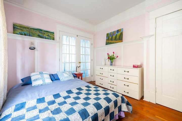 2nd bedroom with queen sized bed