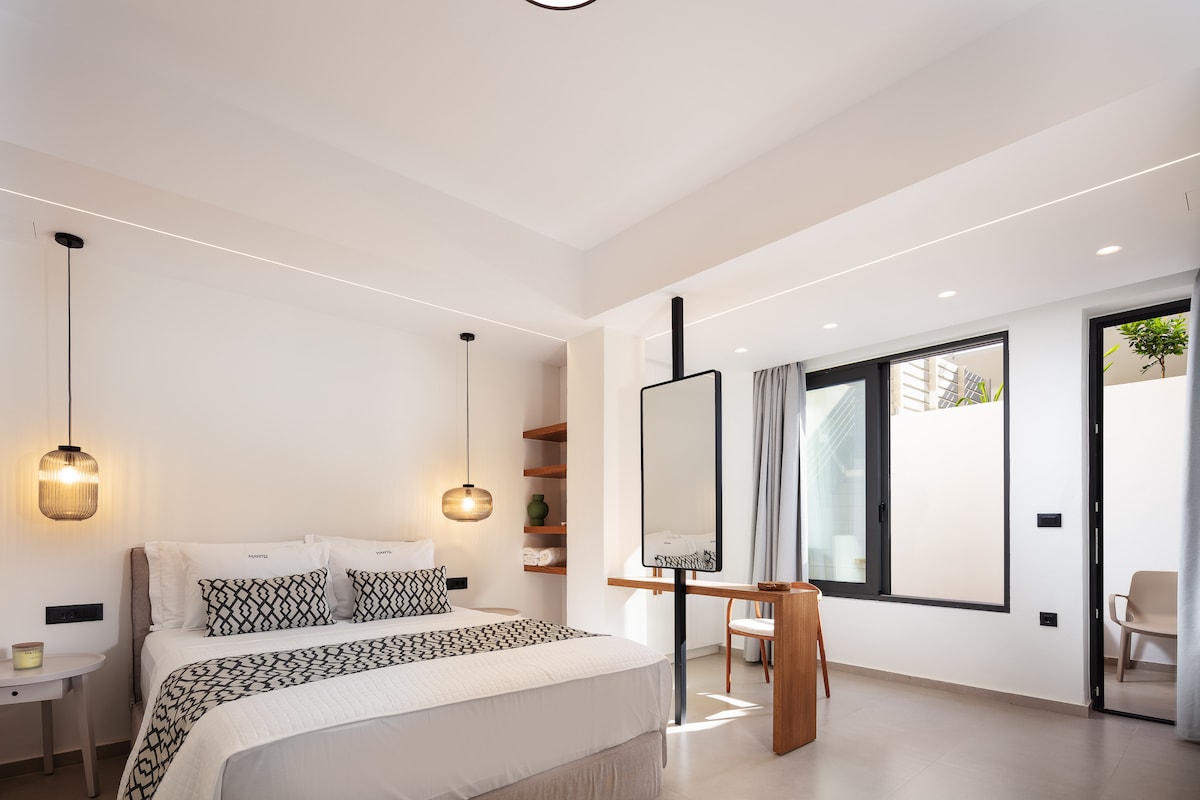 El segundo dormitorio del piso semiestre cuenta con una cama de matrimonio y un diseño de lujo.