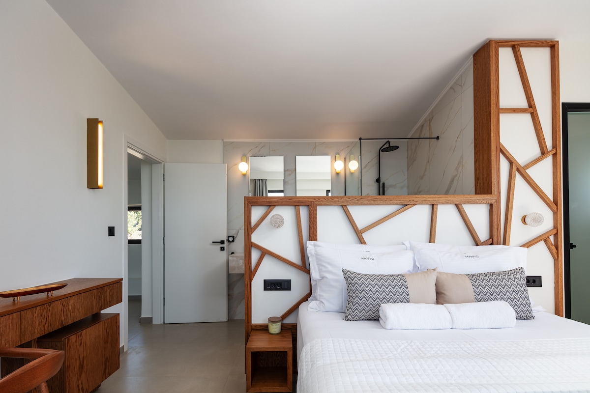 Diseño de dormitorio doble en el primer piso con cama tamaño queen.